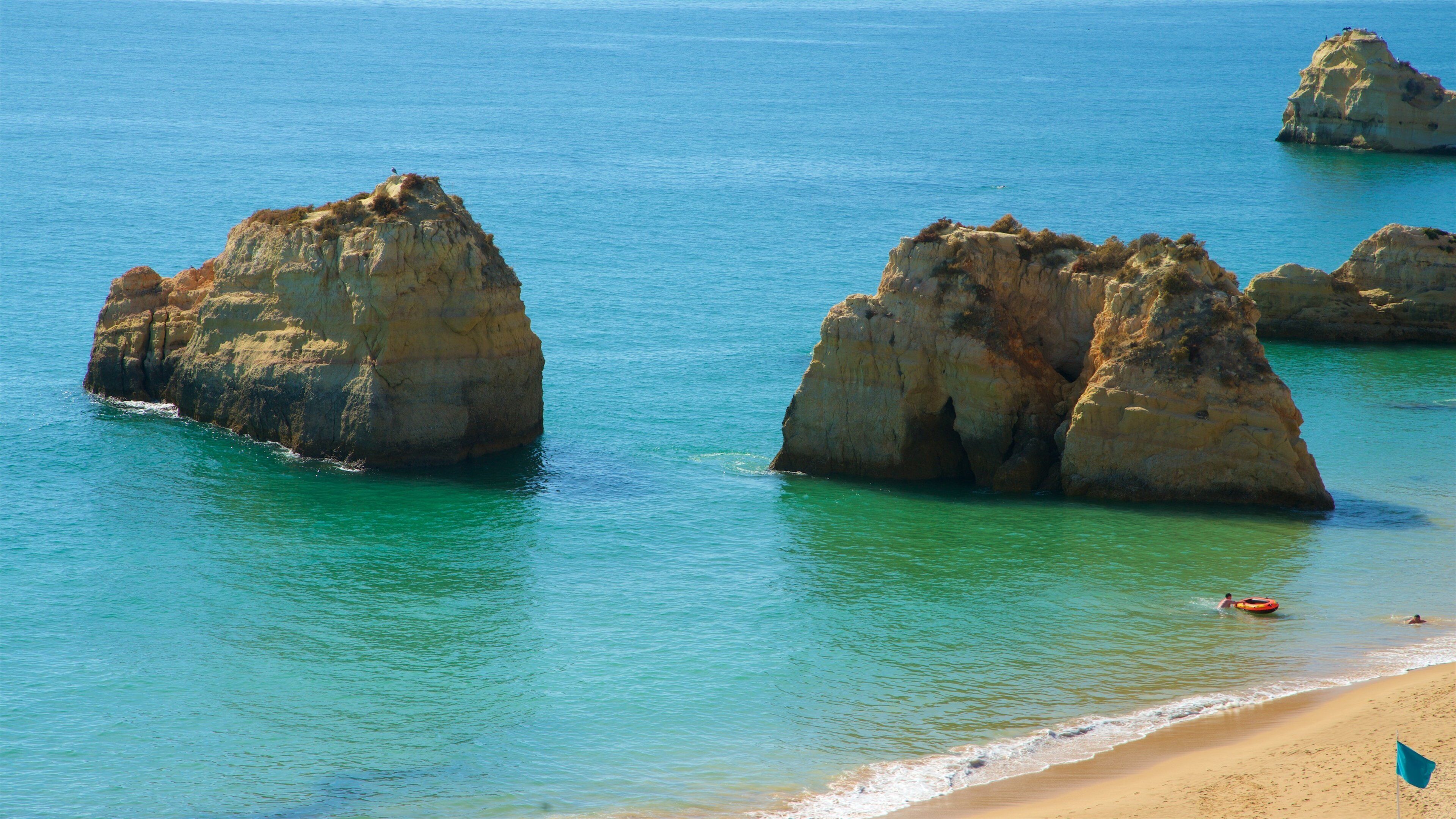Portimao presenterar klippig kustlinje, en sandstrand och kustutsikter