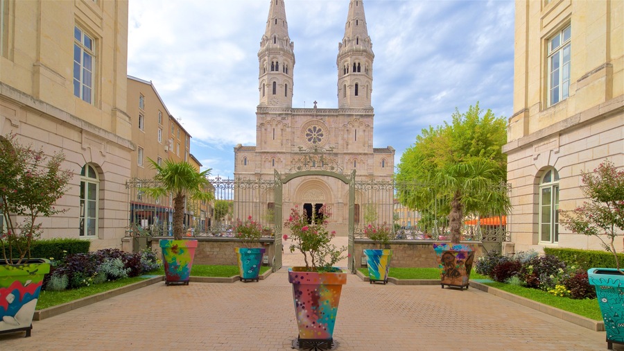 Macon showing a church or cathedral, heritage architecture and outdoor art