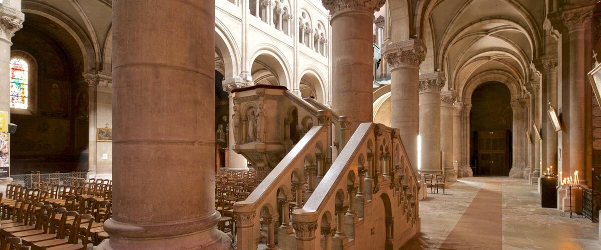Macon toont een kerk of kathedraal, historisch erfgoed en interieur