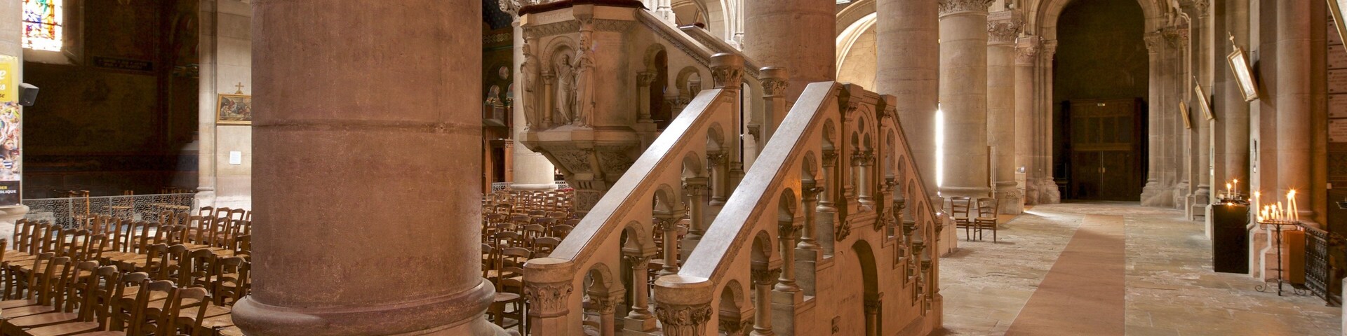 MĂącon welches beinhaltet Innenansichten, Geschichtliches und Kirche oder Kathedrale