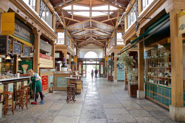 Santander mit einem Bar und Innenansichten sowie einzelne Frau