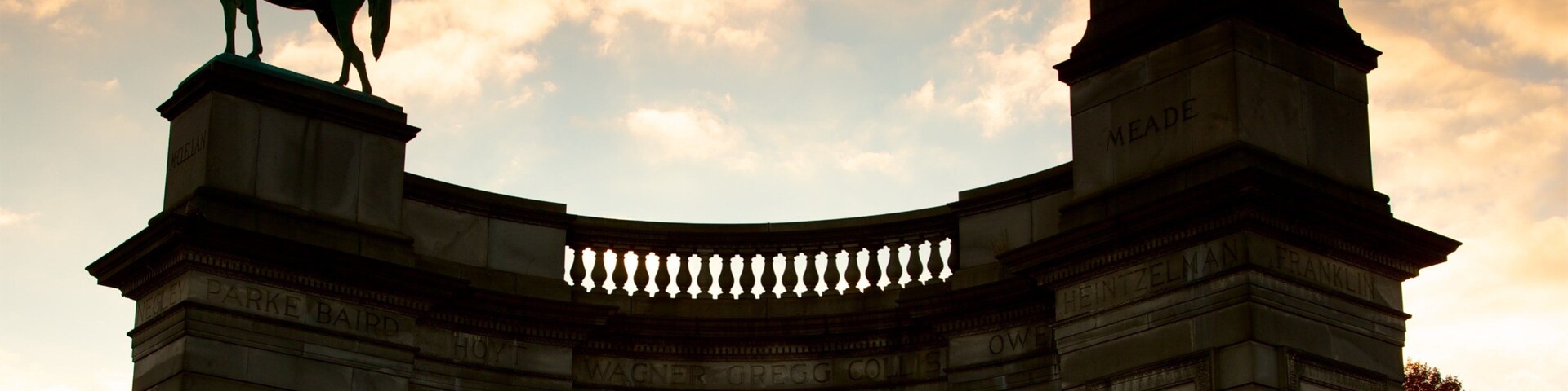 Filadélfia caracterizando elementos de patrimônio, um pôr do sol e uma estátua ou escultura