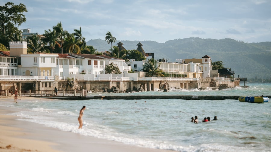 Doctor\'s Cave Beach showing a sandy beach, a coastal town and swimming