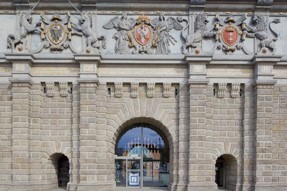En stenhvælv med detaljerede udskæringer og våbenskjold.