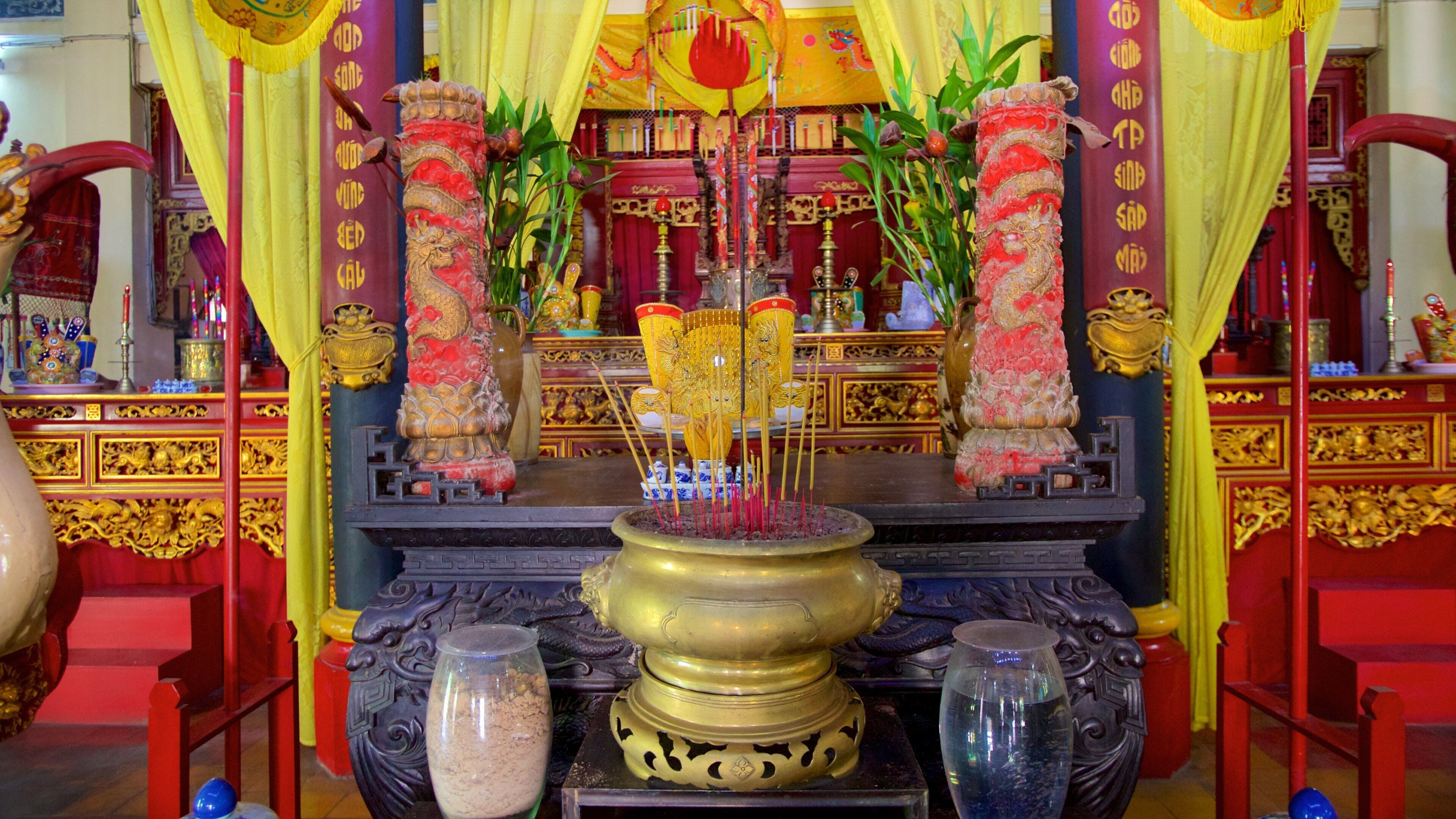 Ho Chi Minh City mostrando vistas interiores, elementos religiosos y un templo o lugar de culto