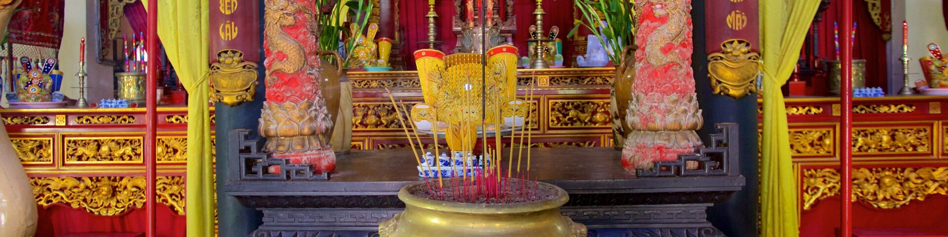 Cidade de Ho Chi Minh mostrando vistas internas, um templo ou local de adoração e aspectos religiosos
