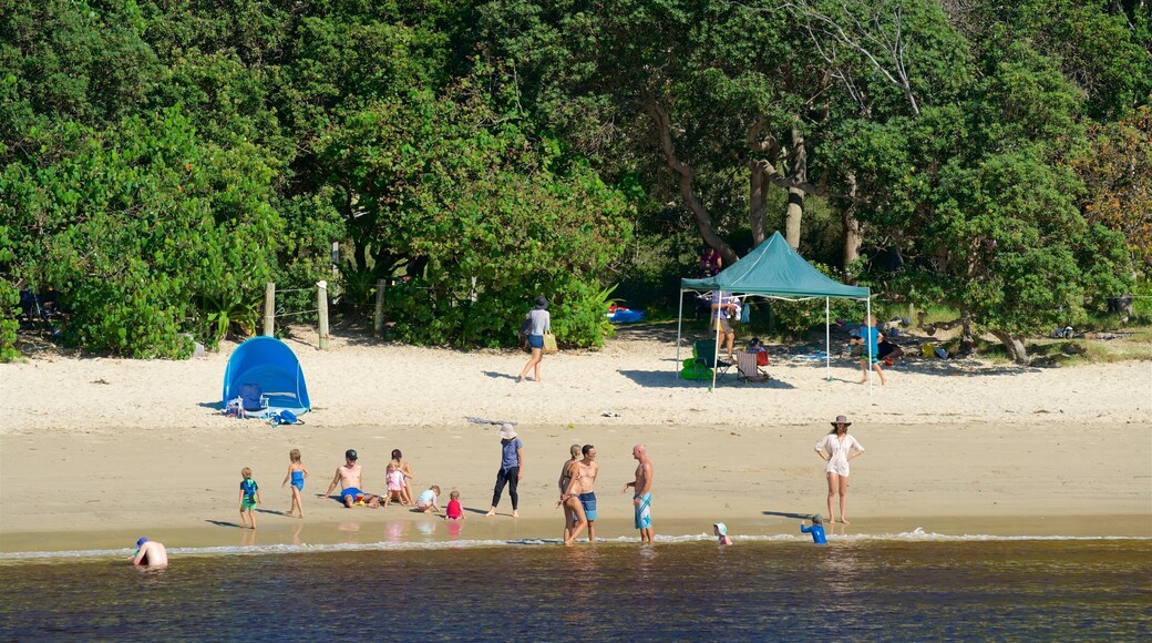 Brunswick Heads featuring a lake or waterhole as well as a family