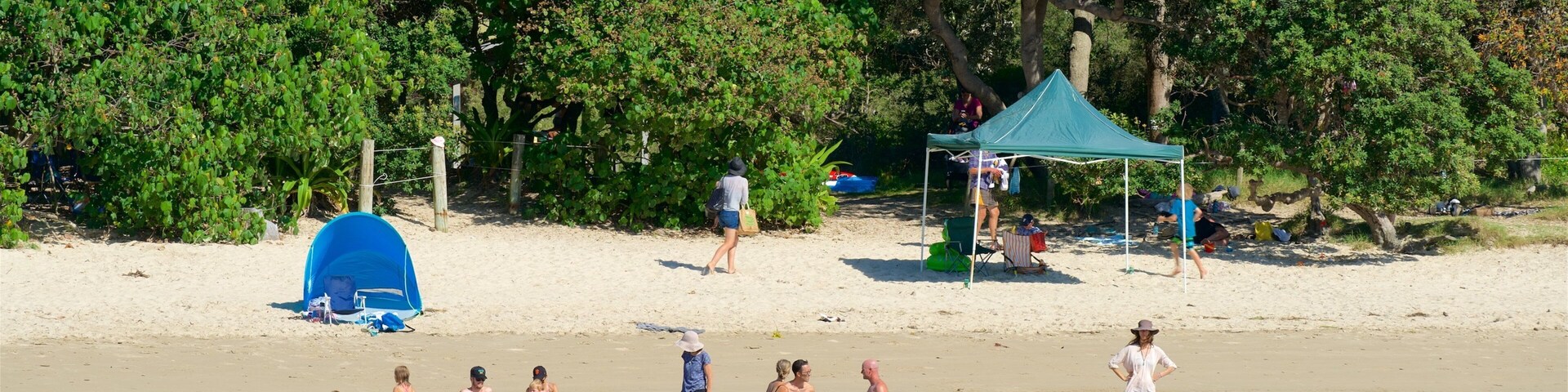 Brunswick Heads featuring a lake or waterhole as well as a family