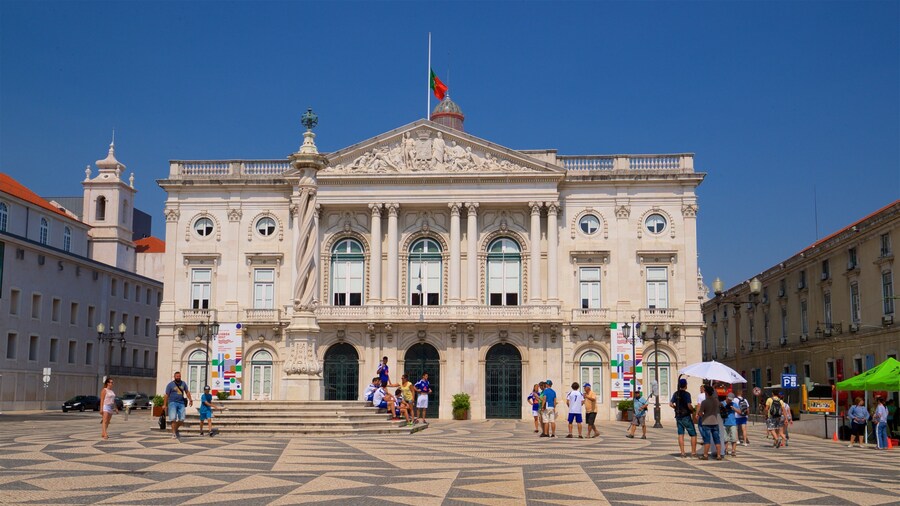 Lisboa-distriktet fasiliteter samt historisk arkitektur og torg eller plass i tillegg til en liten gruppe med mennesker