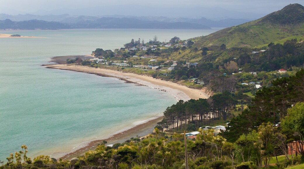 Thị trấn Omapere trong đó bao gồm thị trấn duyên hải, bãi biển và cảnh bờ biển