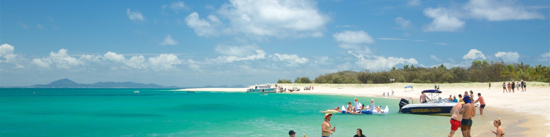 The Keppels showing a beach, general coastal views and tropical scenes