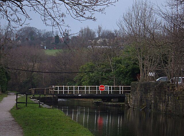 Swing Bridge 219, Ross Mills Looking east (towards Leeds) from the towpath on the Leeds and Liverpool Canal near Bramley.