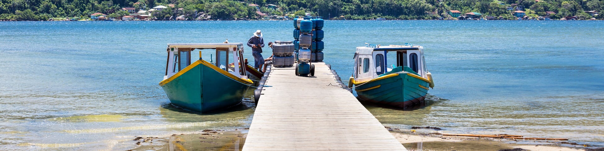Dois barcos e pier de madeira