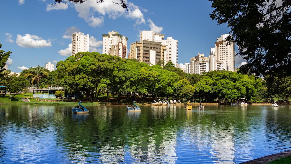 Vista de um lago em um parque público da cidade de Goiânia. Lago das Rosas. Onde as famílias vão descansar e fazer piquenique.