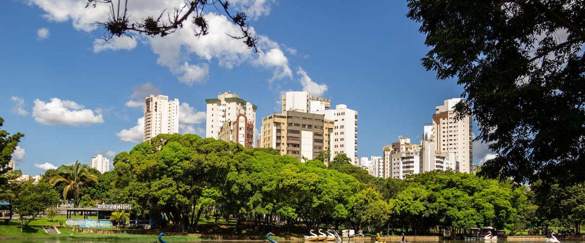 Vista de um lago em um parque público da cidade de Goiânia. Lago das Rosas. Onde as famílias vão descansar e fazer piquenique.