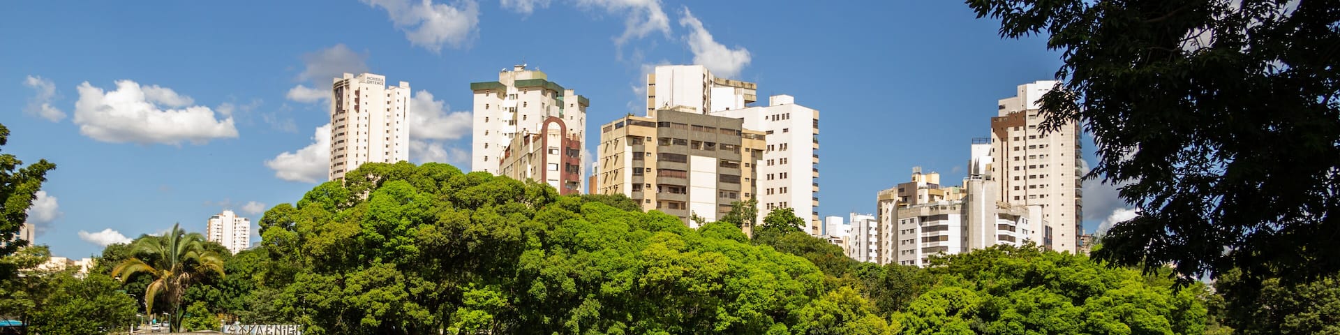 Vista de um lago em um parque público da cidade de Goiânia. Lago das Rosas. Onde as famílias vão descansar e fazer piquenique.
