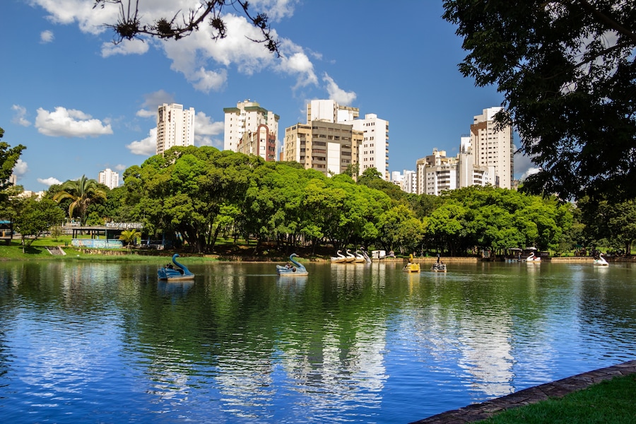 Vista de um lago em um parque público da cidade de Goiânia. Lago das Rosas. Onde as famílias vão descansar e fazer piquenique.