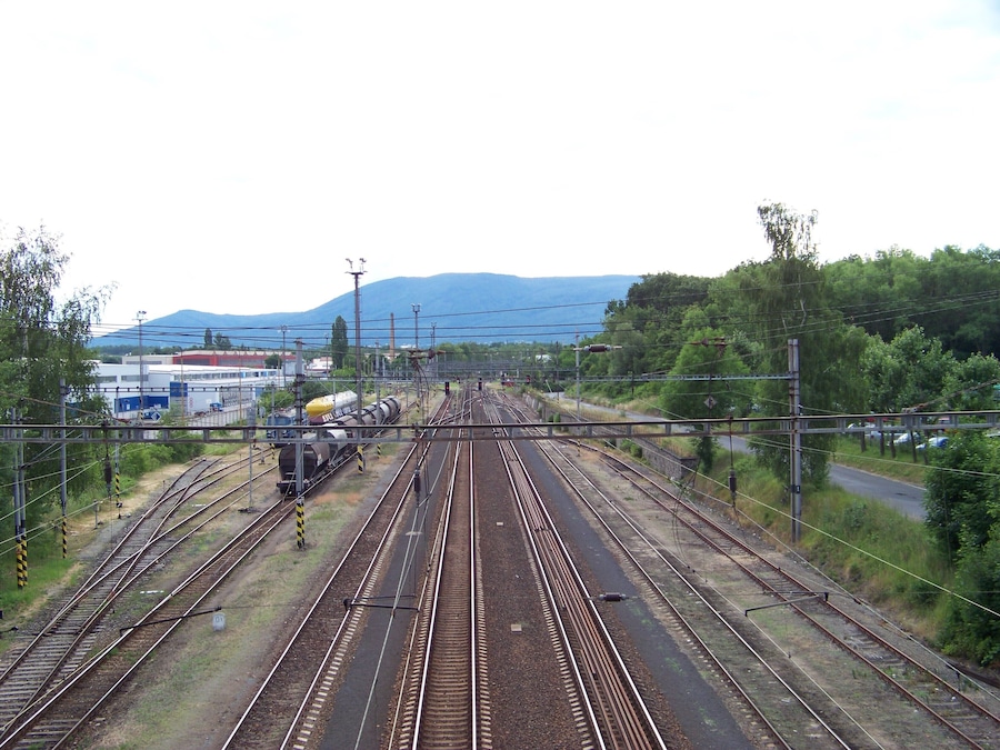 Eine Eisenbahnverknüpfung mit mehreren Gleisen und einer bergigen Kulisse.