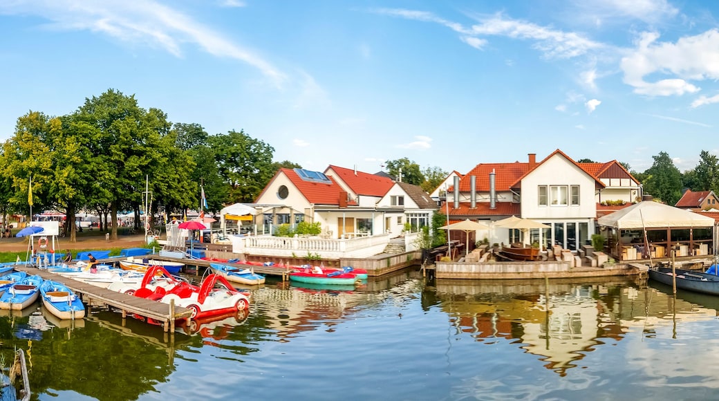 Ein Kanal mit Booten, Häusern und blauem Himmel.