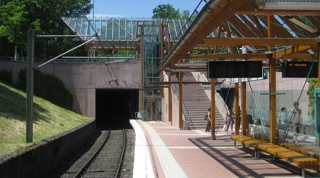 Stadtbahnhaltestelle Ruhbank (Fernsehturm), Stuttgart, Bahnsteig der Linien U7 + U8; man sieht den Tunnel aus Richtung Waldau