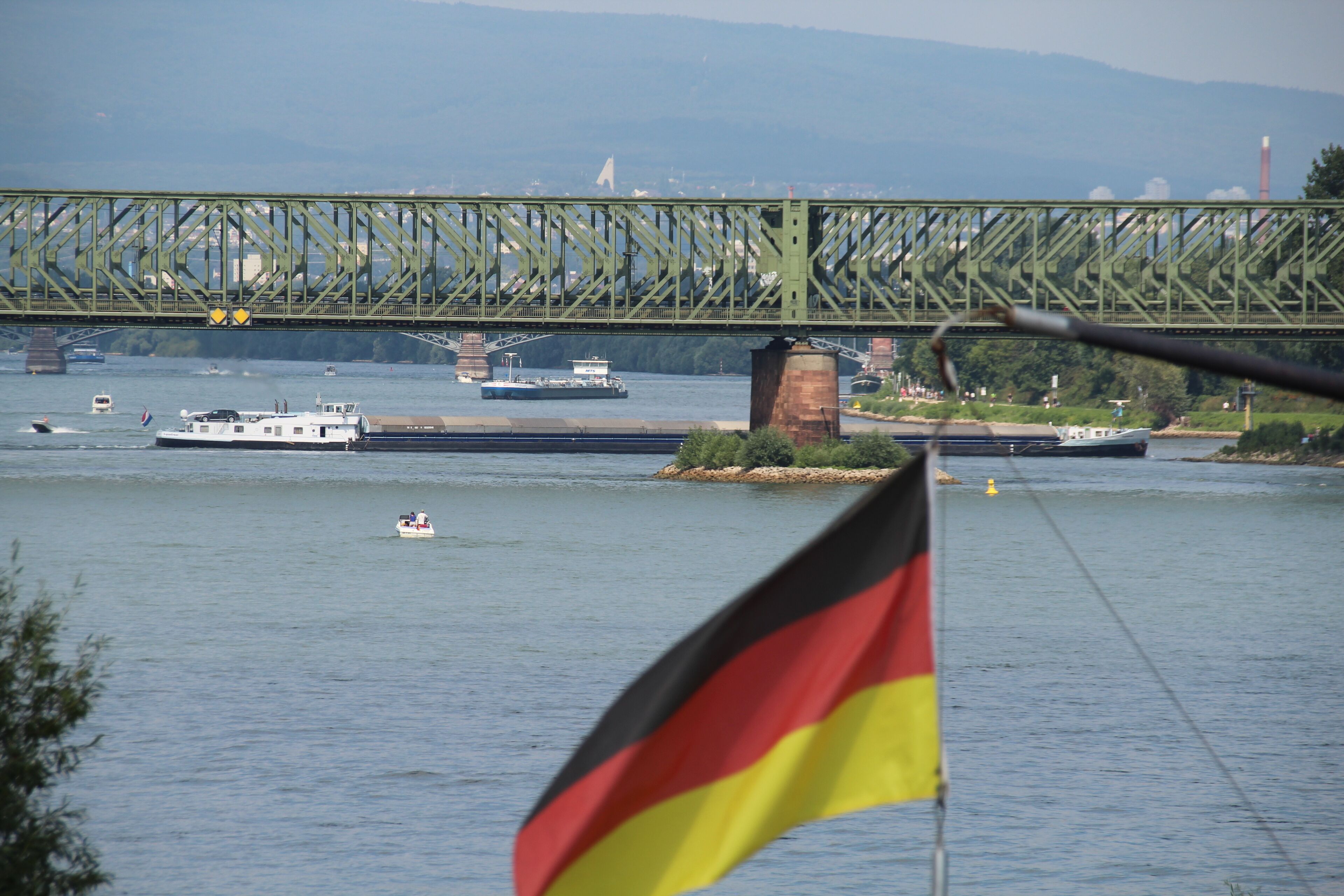 Ein Schiff fährt in den Main ein. Mainz-Weisenau