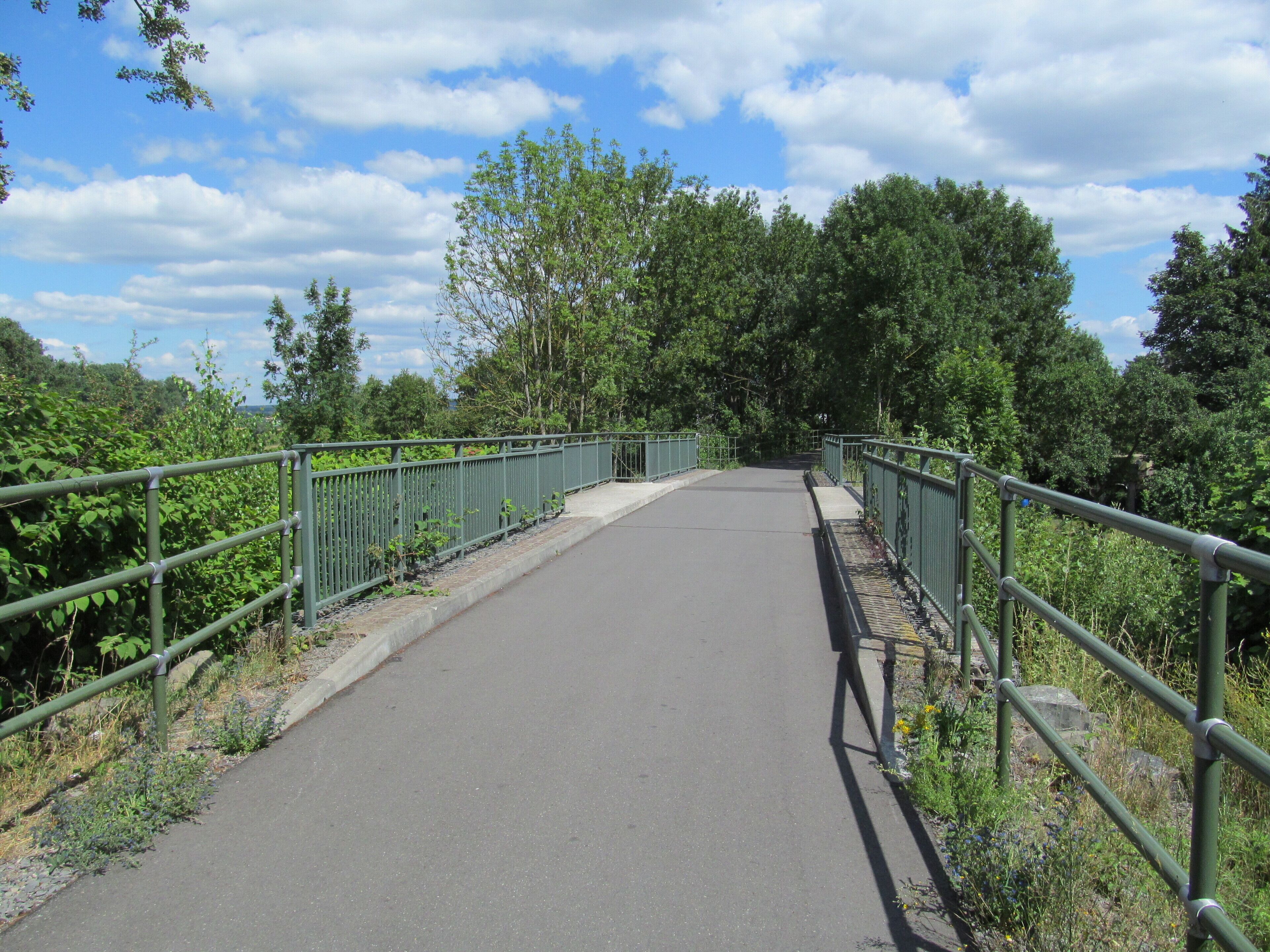 die Brücke des Bahnradwegs über die Straße Apfelgäßchen