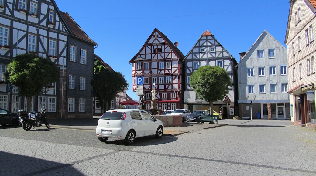 der Marktplatz von Treysa mit dem Brunnen