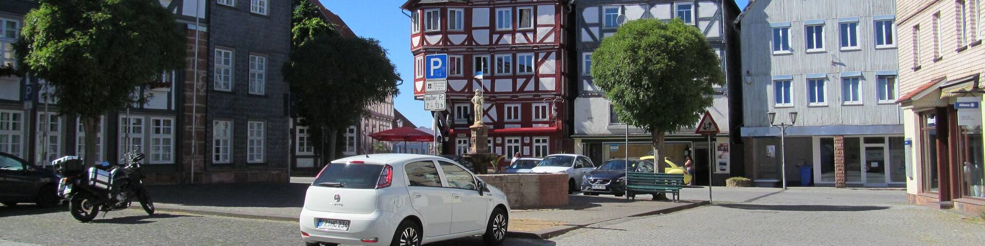 der Marktplatz von Treysa mit dem Brunnen