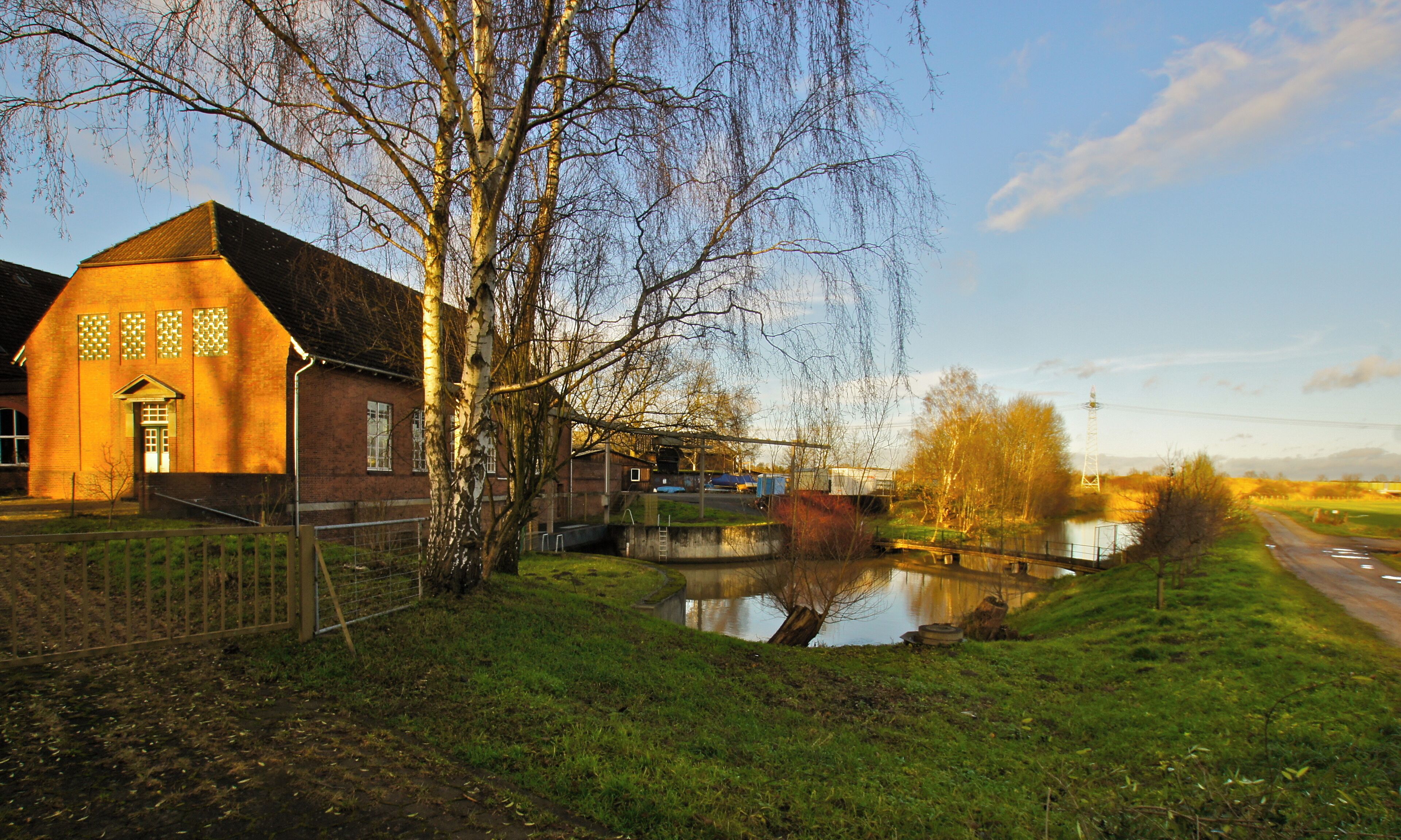 Hamburg (Allermöhe), Germany: Pumping station of the Hauptentwässerungsgraben Allermöhe toward the Dove Elbe