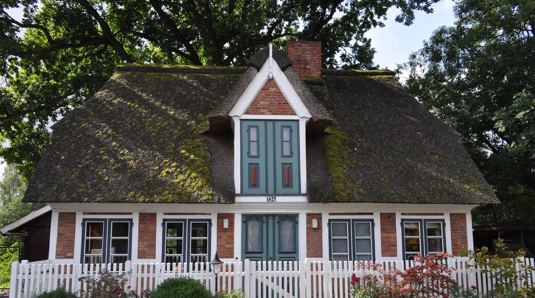 This is a photograph of an architectural monument. It is on the list of cultural monuments of Hamburg, no. 660