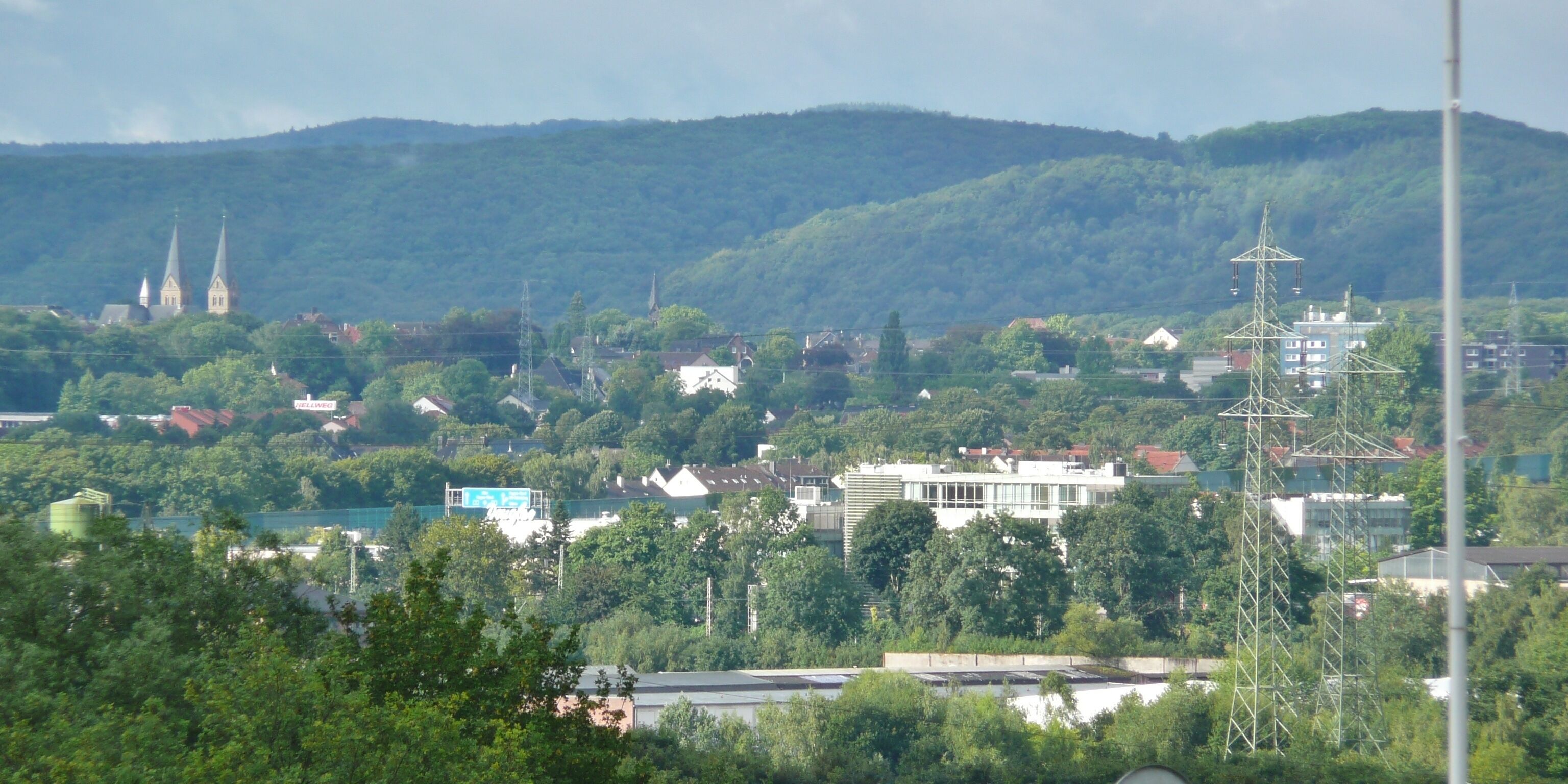 Blick vom Campingplatz Hohensyburg nach Südwesten in Richtung Hagen-Boele (Kirche links im Bild, ca. 3 km vom Aufnahmestandort entfernt), im Hintergrund ein Teil des Höhenzugs „Halle“ (zw. Philippshöhe links und Hallerkopp rechts)