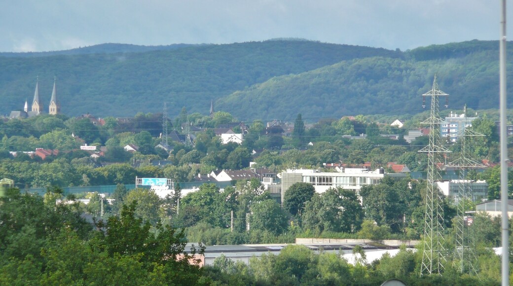Blick vom Campingplatz Hohensyburg nach Südwesten in Richtung Hagen-Boele (Kirche links im Bild, ca. 3 km vom Aufnahmestandort entfernt), im Hintergrund ein Teil des Höhenzugs „Halle“ (zw. Philippshöhe links und Hallerkopp rechts)
