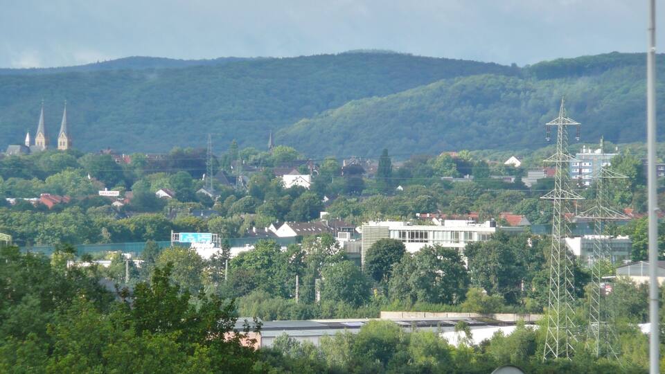 Blick vom Campingplatz Hohensyburg nach Südwesten in Richtung Hagen-Boele (Kirche links im Bild, ca. 3 km vom Aufnahmestandort entfernt), im Hintergrund ein Teil des Höhenzugs „Halle“ (zw. Philippshöhe links und Hallerkopp rechts)