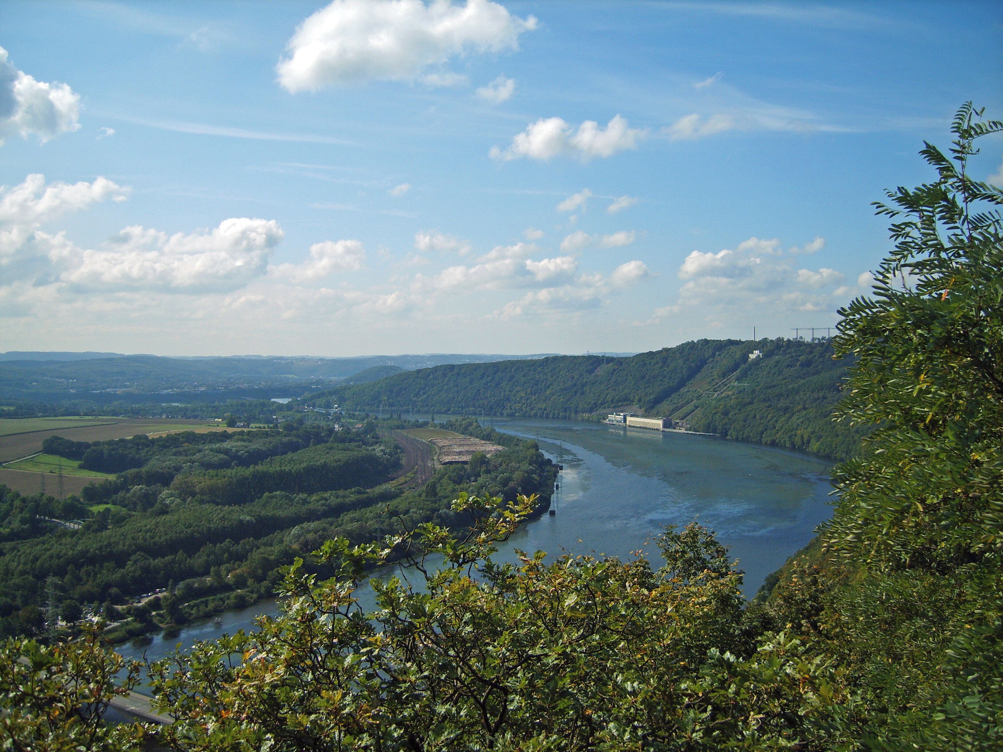 Blick von der Hohensyburg in Dortmund auf den Hengsteysee mit Elodea-Massenbestand; links vom See und den Bahngleisen das Hagener Naturschutzgebiet „Uhlenbruch“ (Waldbereich); rechts am See das Koepchenwerk