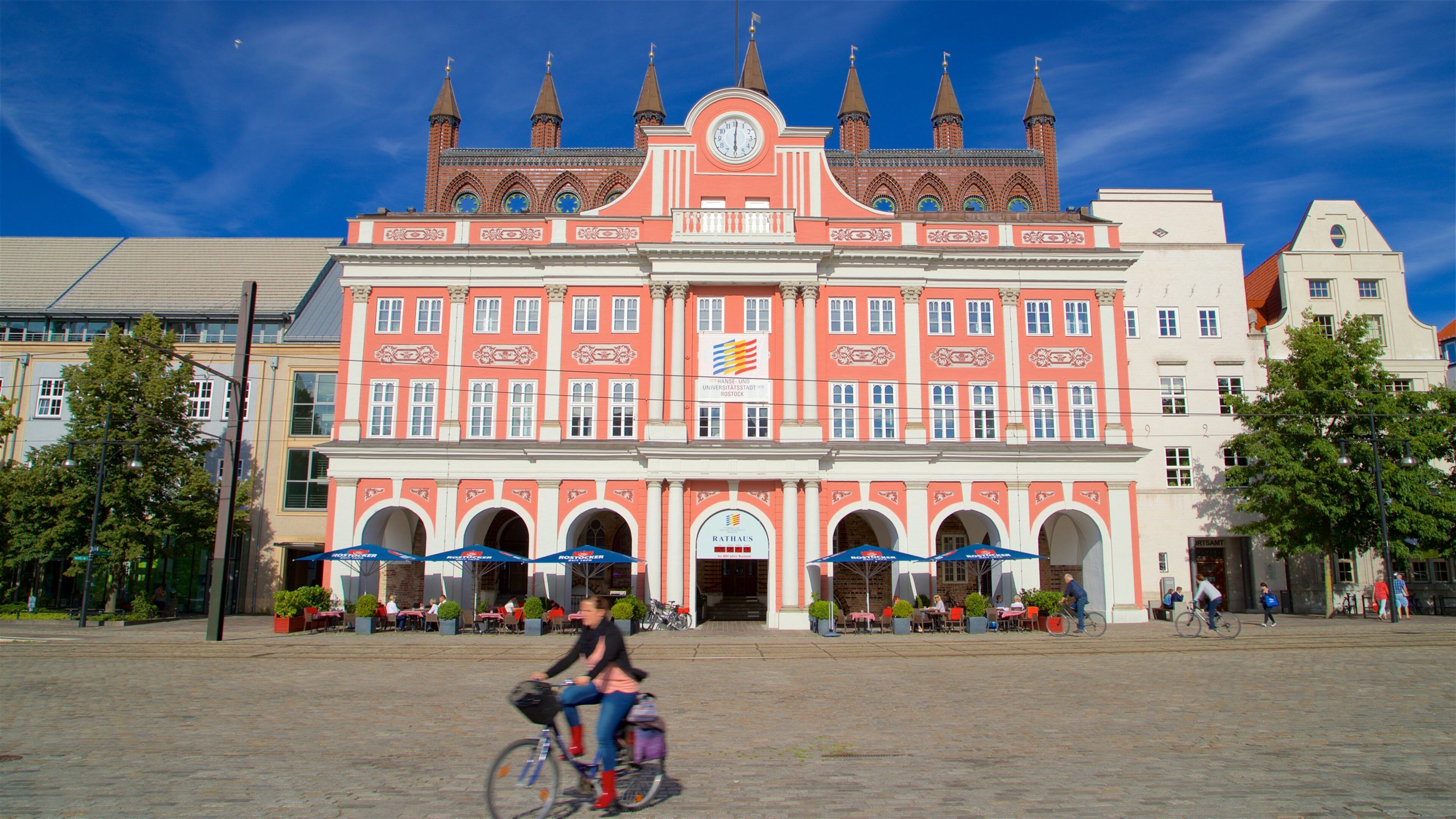 Stadtmitte showing a square or plaza and heritage architecture