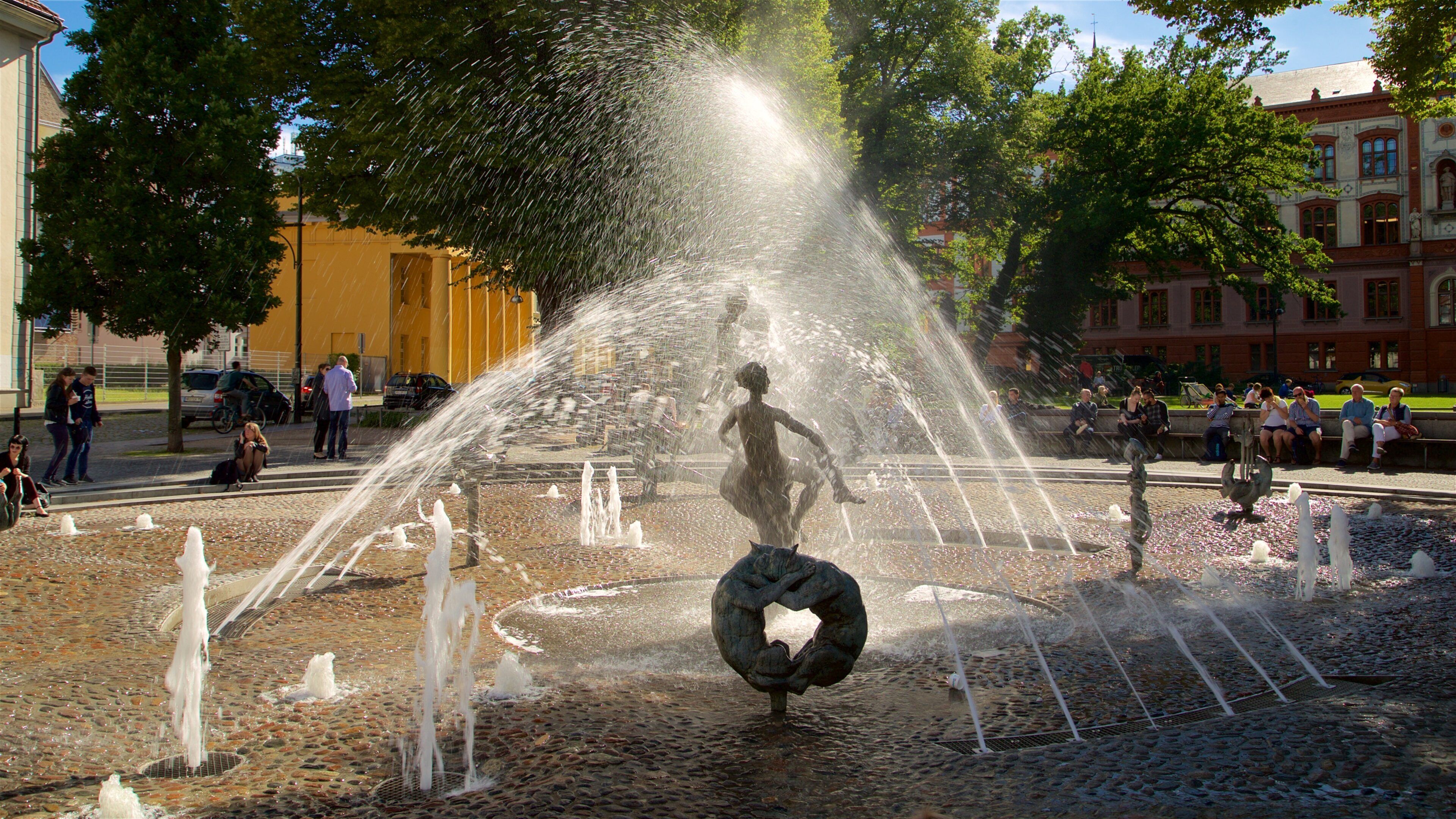 Stadtmitte showing a fountain