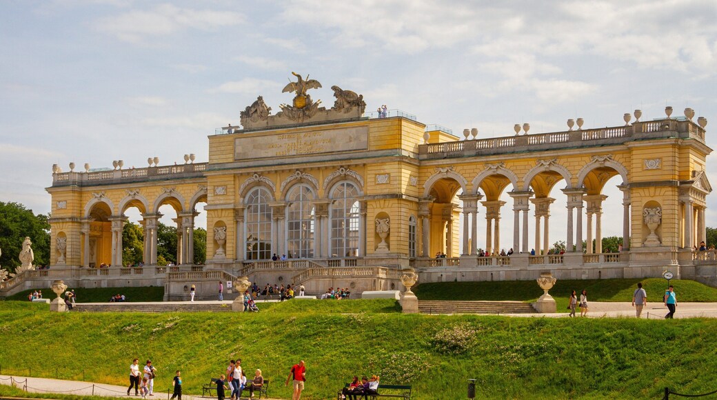 Schönbrunn showing heritage architecture