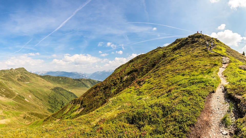 Frau wandert durch Berglandschaft