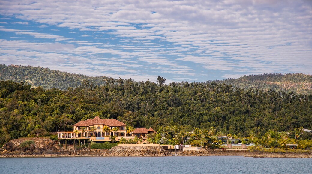 Whitsunday Region showing a house and general coastal views