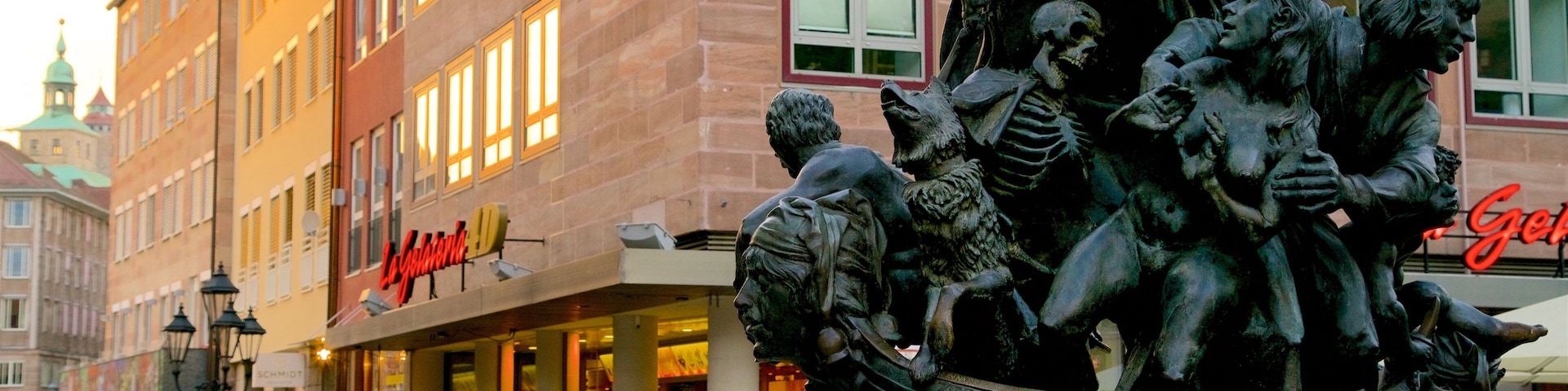 Nuremberg caracterizando uma estátua ou escultura e elementos de patrimônio