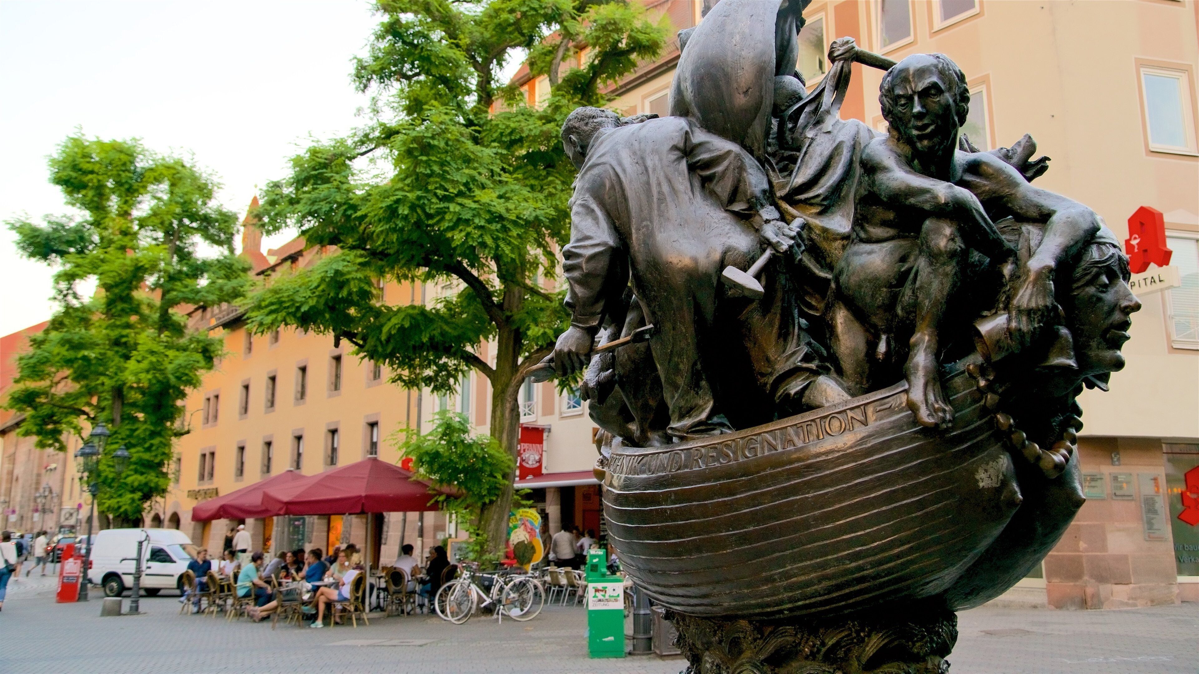 Nuremberg caracterizando elementos de patrimônio e uma estátua ou escultura