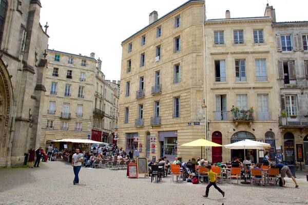 Bordeaux presenterar caféer och ett torg