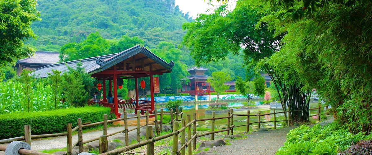 Guilin que incluye un parque y un estanque