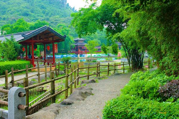 Guilin mettant en vedette jardin et mare