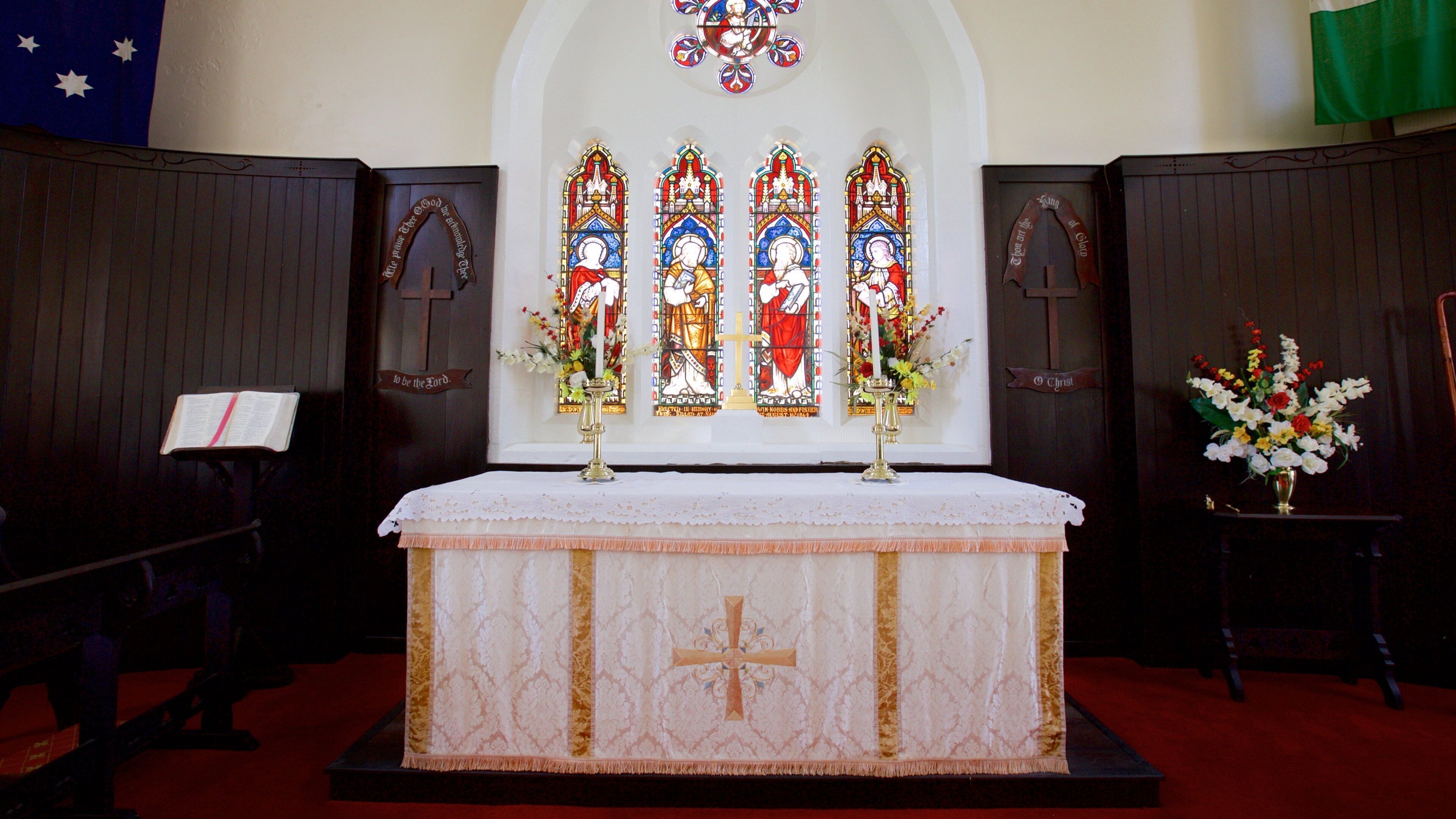 ノーフォーク島 フィーチャー 教会あるいは大聖堂, 屋内の眺め と 花