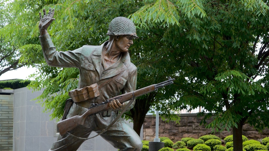 Centre du New Jersey montrant statue ou sculpture et articles militaires