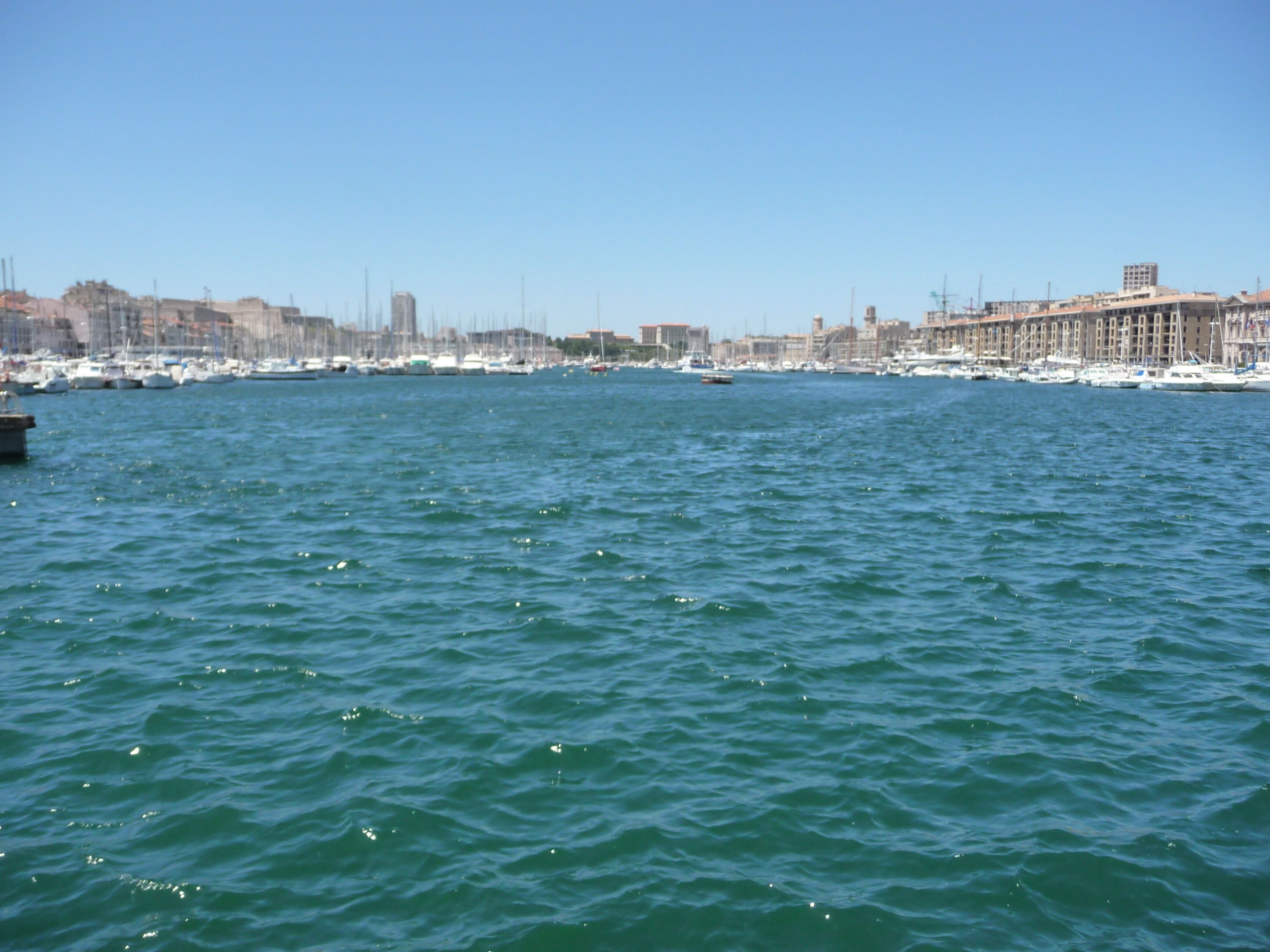 Vue du vieux Port depuis le Quai de la Fraternité, Marseille