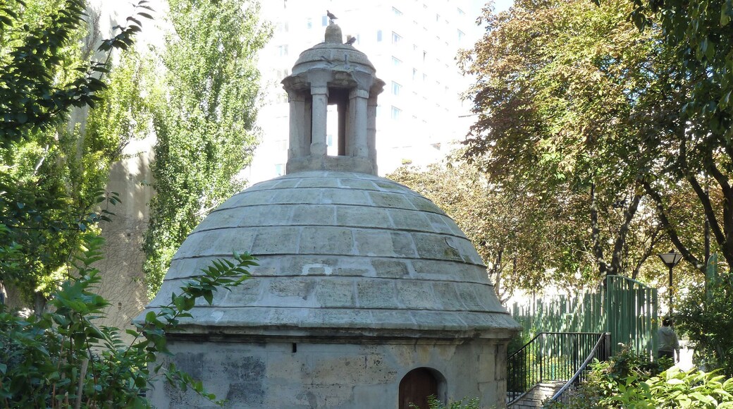 Regard de la Lanterne, dans le jardin du Regard-de-la-Lanterne, Paris 19e arrondissement.
