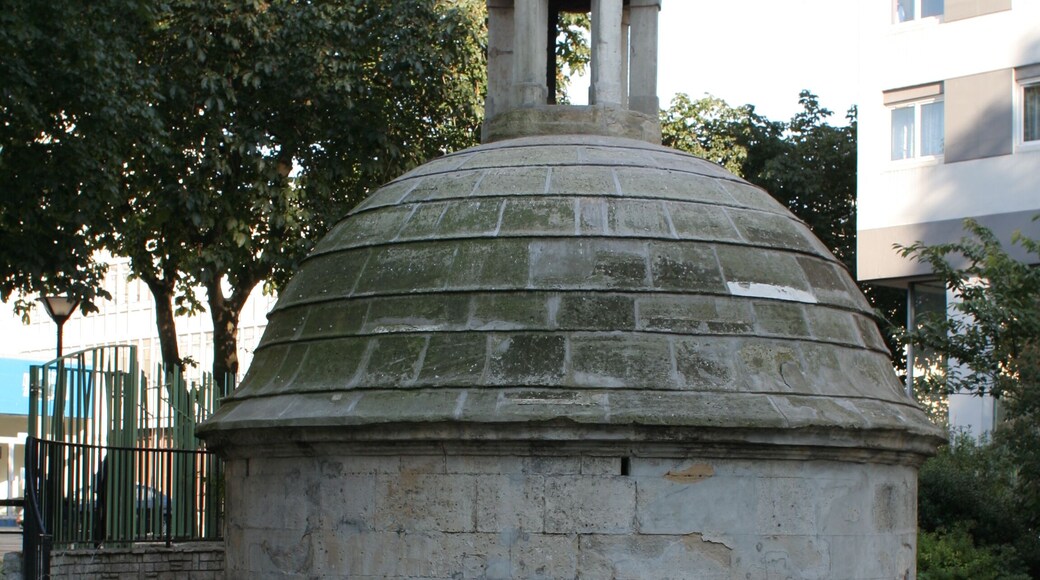 Regard de la Lanterne, dans le jardin du Regard-de-la-Lanterne, Paris 19e arrondissement.