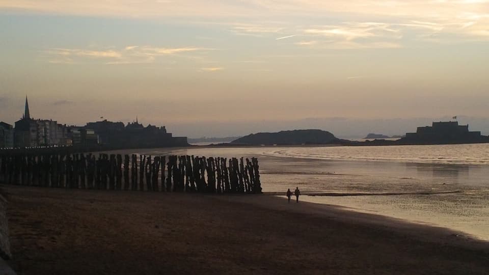 If you are looking for some exotic landscapes, some places made for tourists or for cruise passengers ...
Please go somewhere else.
There is nothing like a northern city sea sight in Saint Malo, Brittany, France.
Try it just once.
You will not feel yourself living inside a postcard, or in heaven.
It is more than that.
You will feel... alive. #LifeAtExpedia